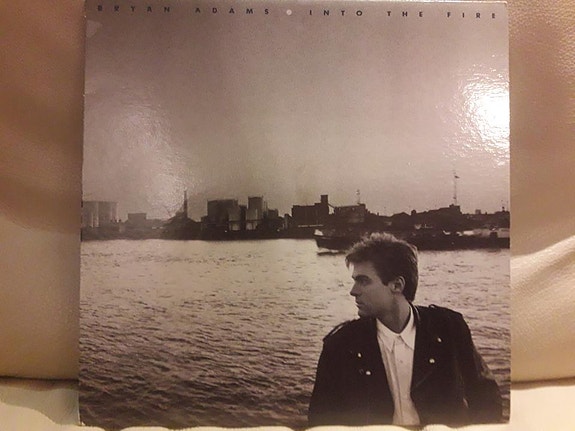 Bryan Adams LP 1987 Into The Fire Made in Canada. Kunto : EX/EX Postikulut : 10e