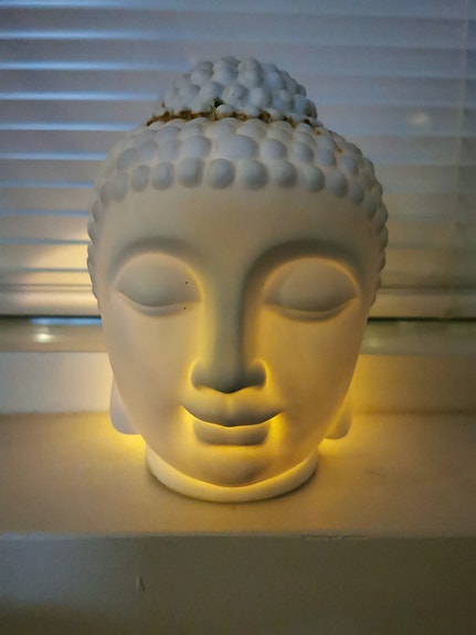 Buddha-patsas tuikkulyhty