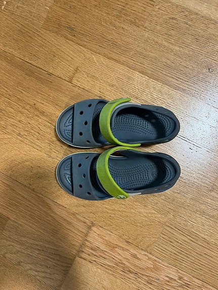 Crocs sandaalit 28