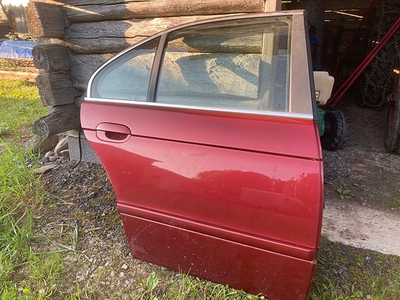Bmw e39 sedan punainen oikea takaovi
