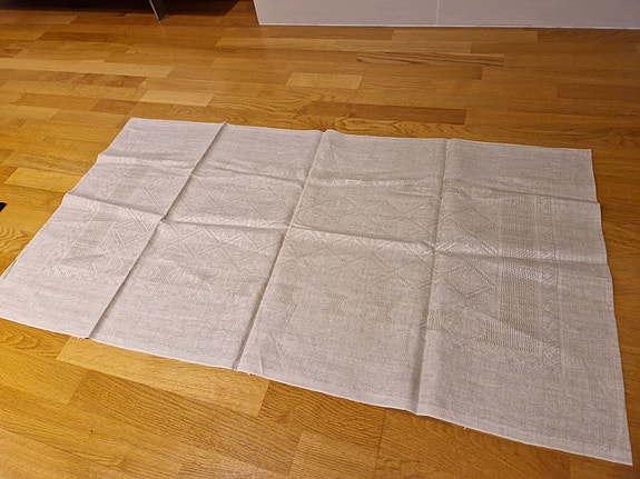 Harmaa kuvioitu pöytäliina 118cm x 63cm