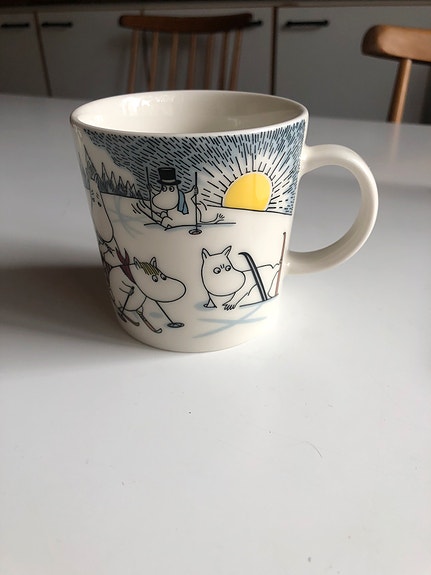 Muumimuki Hiihtäen kera herra Virkkunen