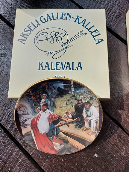 Kalevala-sarjan seinälautasia