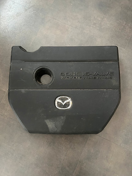 Mazda 6 2.0 bensan moottorinpäällismuovi