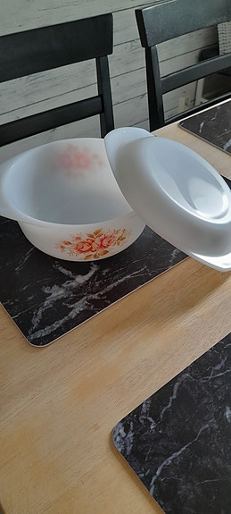 Uunivuoka kannella. lasinen, valkoinen ja ruusu kuviointi.