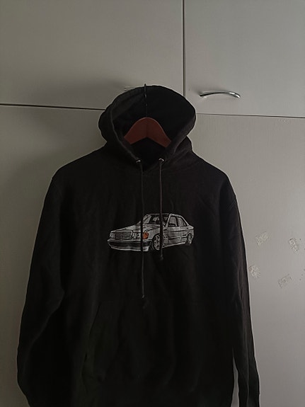 Myydään Mercedes Benz huppari
