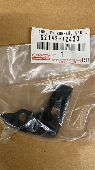 Toyota puskurin kiinnike 52142-12430