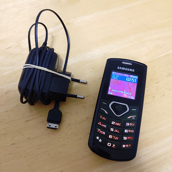 Samsung E1170 Puhelin Laturilla