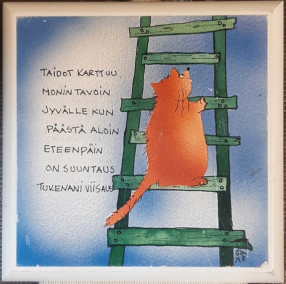 Puinen taulu kissa tikkailla ja runo