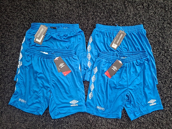 Umbro tekniset shortsit 2 kpl, koko 158/164