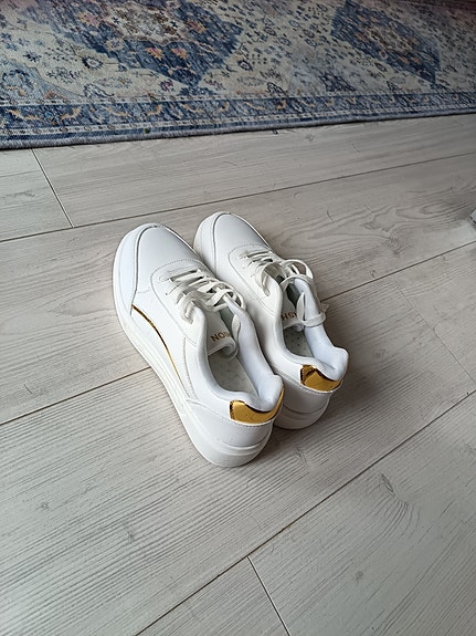 Valkoiset kengät, 40