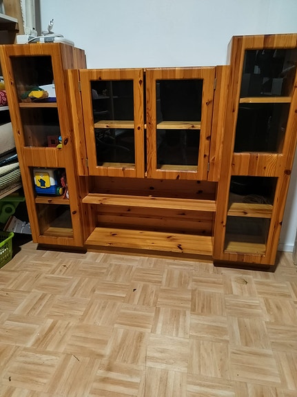 Itse tehty puinen vitriinikaappi