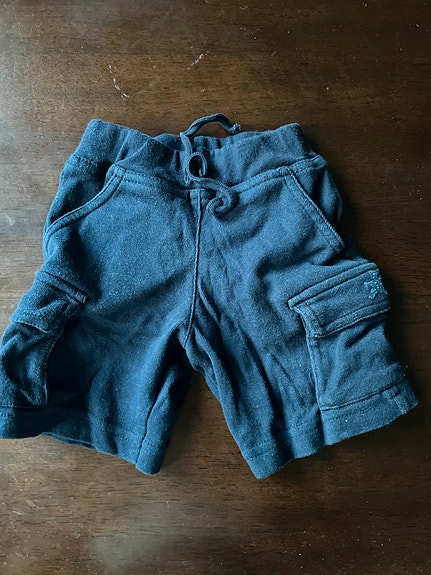 Tummansiniset shortsit, 6 kk