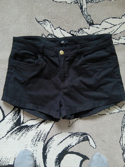 Mustat shortsit