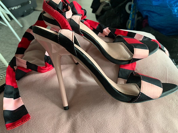 Musta-pinkki-vaaleanpunaiset sandaletit joissa nauhat ja 13 cm korko