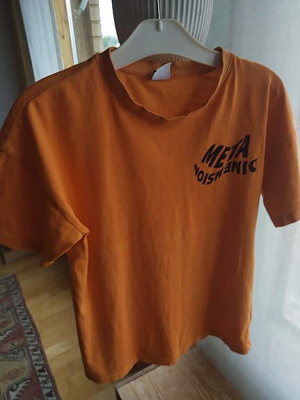 Oranssi t-paita kokoa 134
