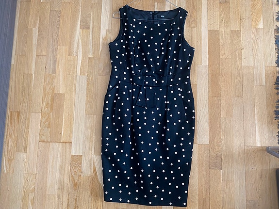Marks & Spencer pilkullinen pikkumusta, koko UK 14 (42)
