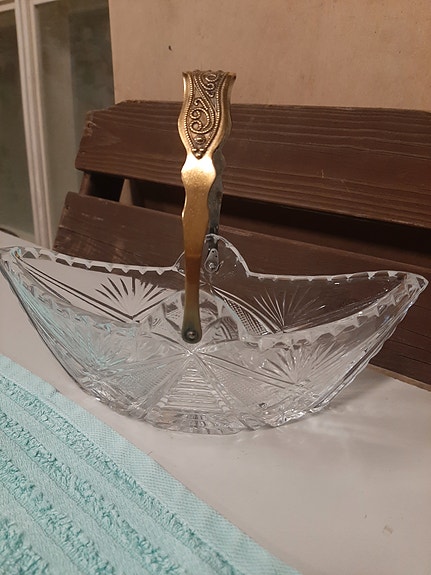 Lasimalja kullanvärisellä sangalla