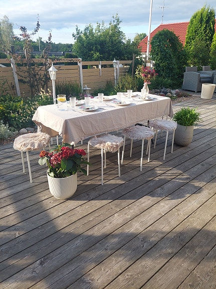 VUOKRATAAN TAITETTAVA PÖYTÄ - FOLDING TABLE FOR RENT