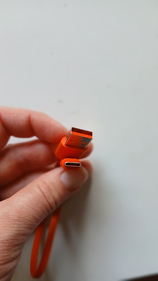 Jbl kuulokkeiden USB kaapeli/laturi