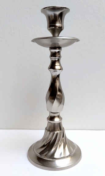Moderni metallinen kynttilänjalka – kiertyvä design