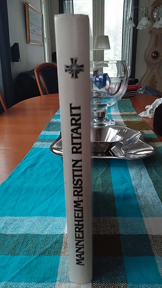 Mannerheim-ristin ritarit kirja