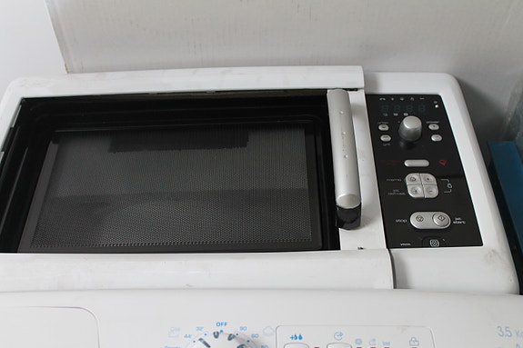 Whirlpool mikro, kuljetusvaurio. 2 kpl yhteishinta.