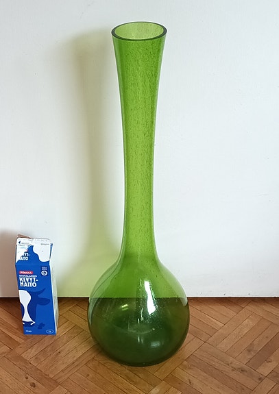 Vanha vihreä lattiamaljakko