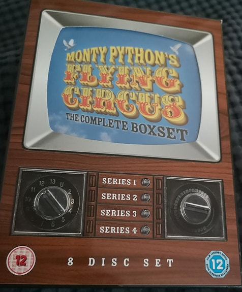 Monthy Pythonin -  Lentävä sirkus(8-disc)