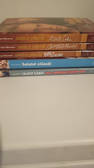 5kpl salatut elämät- kirjoja