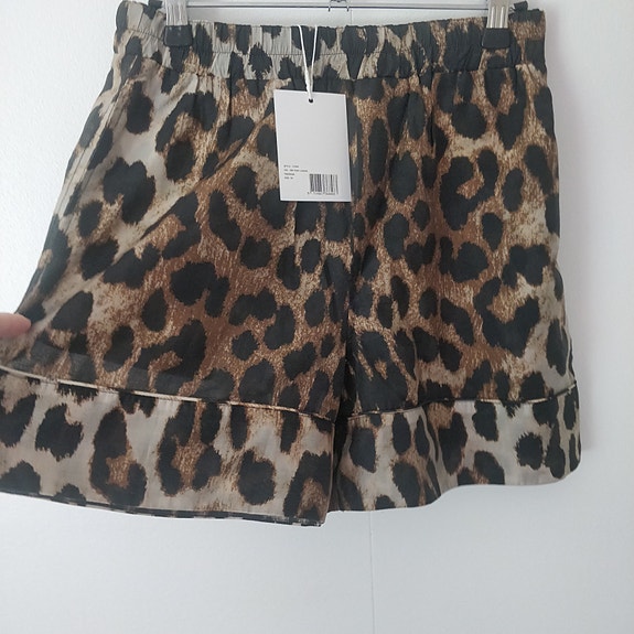 Helsinki nouto sopii Ganni Leopardi kuvio shortsit koko 34