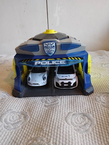 Pieni kannettava poliisiasema + 2 poliisi autoa