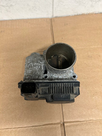 Nissan almera bensan kaasuläppäkotelo