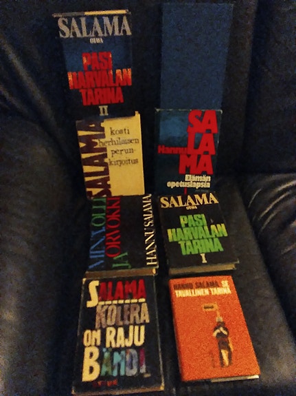 Hannu Salama ja Mauri Sariola ja Esa Sariola kirjoja