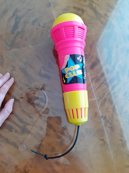 Vaalean punainen lasten mikrofoni