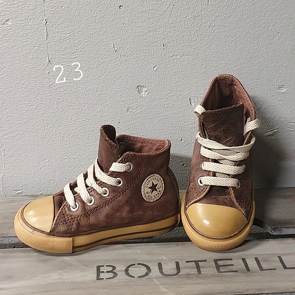 23 * Converse - Nahkanilkkurit