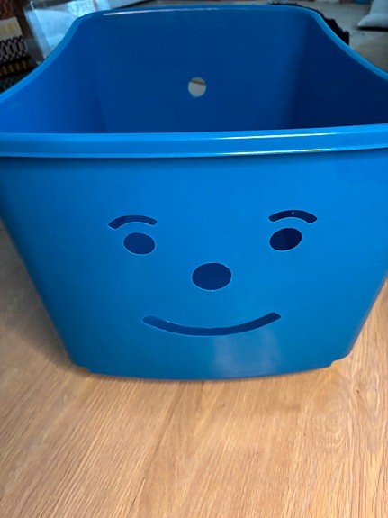 Juna lelulaatikko pyörillä