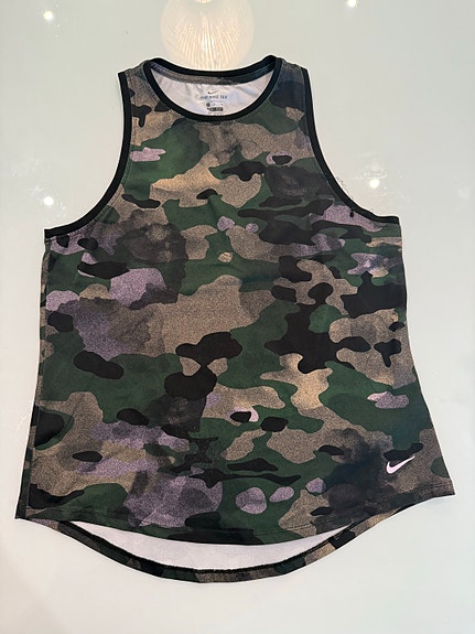 M Nike toppi