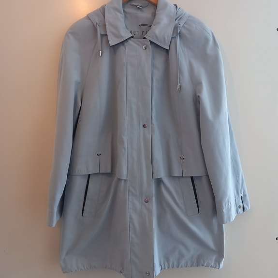 Harmaa hupullinen takki