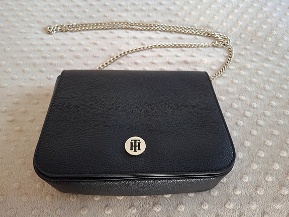 Tommy Hilfiger olkalaukku