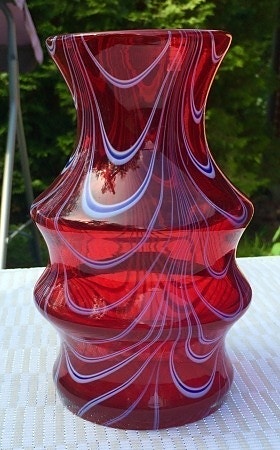 Kaunis punainen lasimaljakko