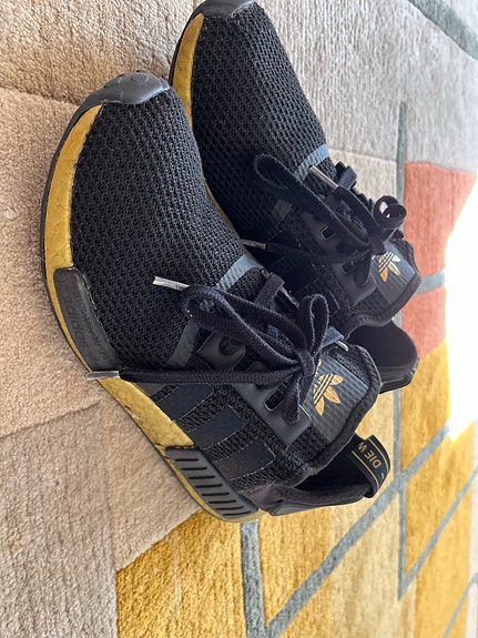 Adidas black gold tennarit