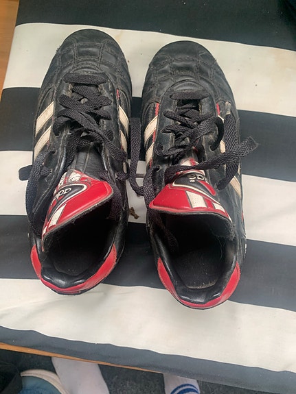 Adidas jalkapallokengät 33