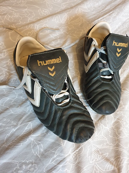 Jalkapallo kengät k.40 Hummel merkkiset ,