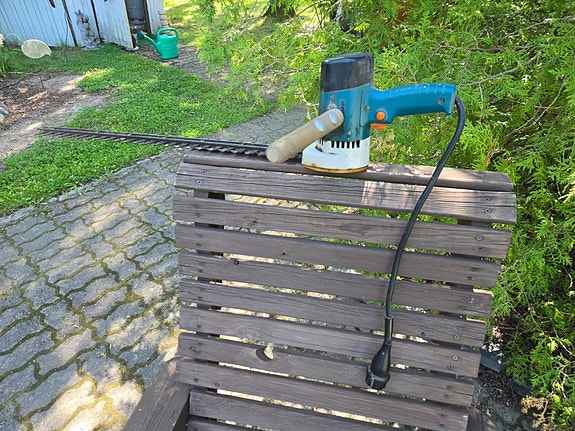 Sähkökäyttöinen pensasleikkuri