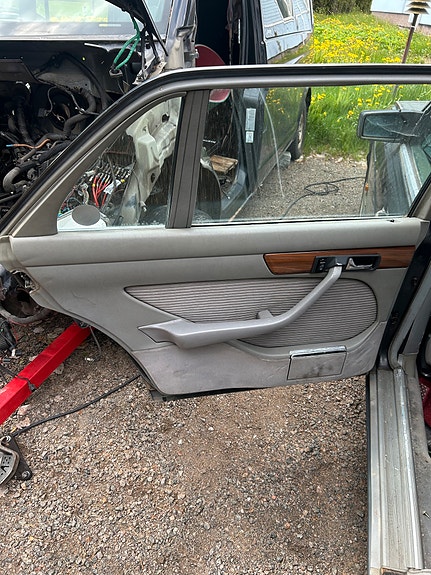 Mercedes-Benz W126 SEL vasen takaoven verhoilu