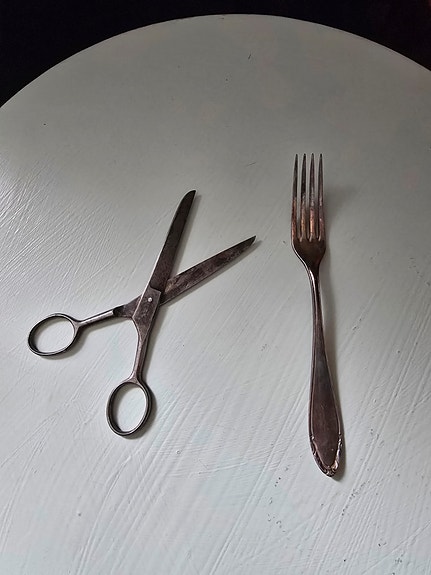 Vanhat Fiskarsin sakset ja Sorsakosken haarukka.