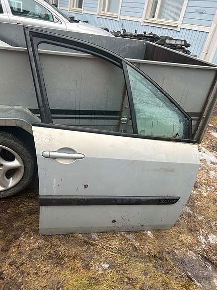 Renault scenic oikeanpuolen etuovi