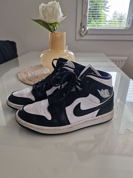 Nike Air Jordan 1 mid korkeavartiset tennarit