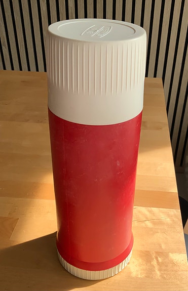 Retro punainen aito ja alkuperäinen Thermos termospullo / termoskannu 0,5 l